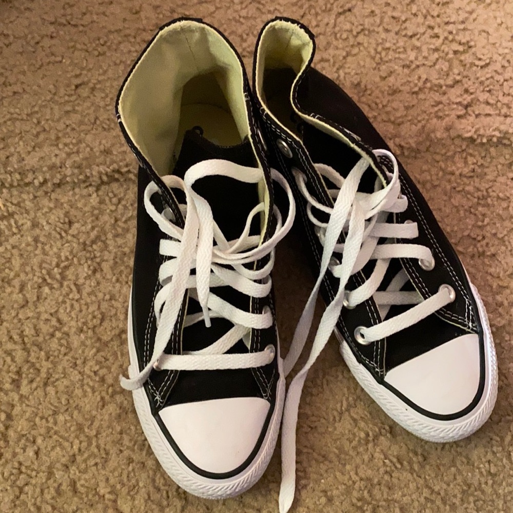 Women converse shoes size 5.5, like new